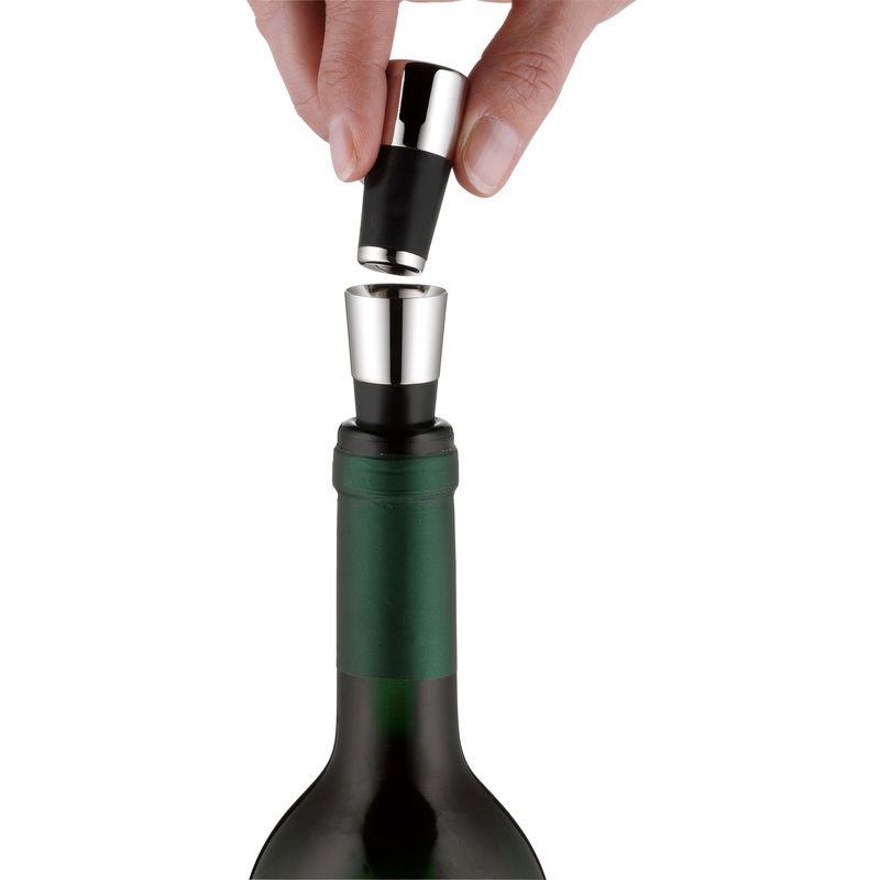 Weinausgießer mit Verschluss, der auf einer Weinflasche angebracht ist, aus der Perspektive von vorne gesehen.