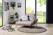 Modernes Loveseat in einem hellen Raum mit großen Fenstern, umgeben von stilvoller Dekoration. Perspektive von vorne links.