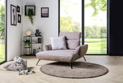 Modernes Loveseat in einem hellen Raum mit großen Fenstern, umgeben von stilvoller Dekoration. Perspektive von vorne links.