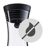 Nahaufnahme der Wasserkaraffe BASIC 1,5L mit tropffreiem Ausgießer, seitliche Perspektive.