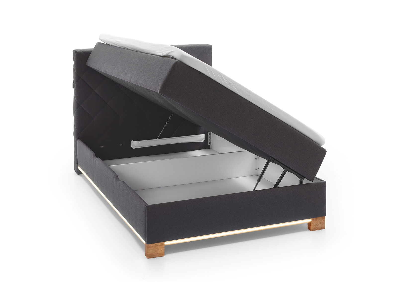 Boxspringbett mit geöffnetem Bettkasten, seitliche Perspektive