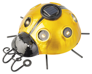 Gelbes Solar-Insekt aus Eisen in Marienkäferform mit Solarpanel auf dem Rücken, seitliche Perspektive