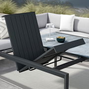 Moderner Gartentisch mit verstellbarer Tischplatte, umgeben von einem stilvollen Ecksofa, aus der Perspektive von schräg oben fotografiert.