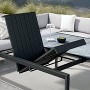 Moderner Gartentisch mit verstellbarer Tischplatte, umgeben von einem stilvollen Ecksofa, aus der Perspektive von schräg oben fotografiert.