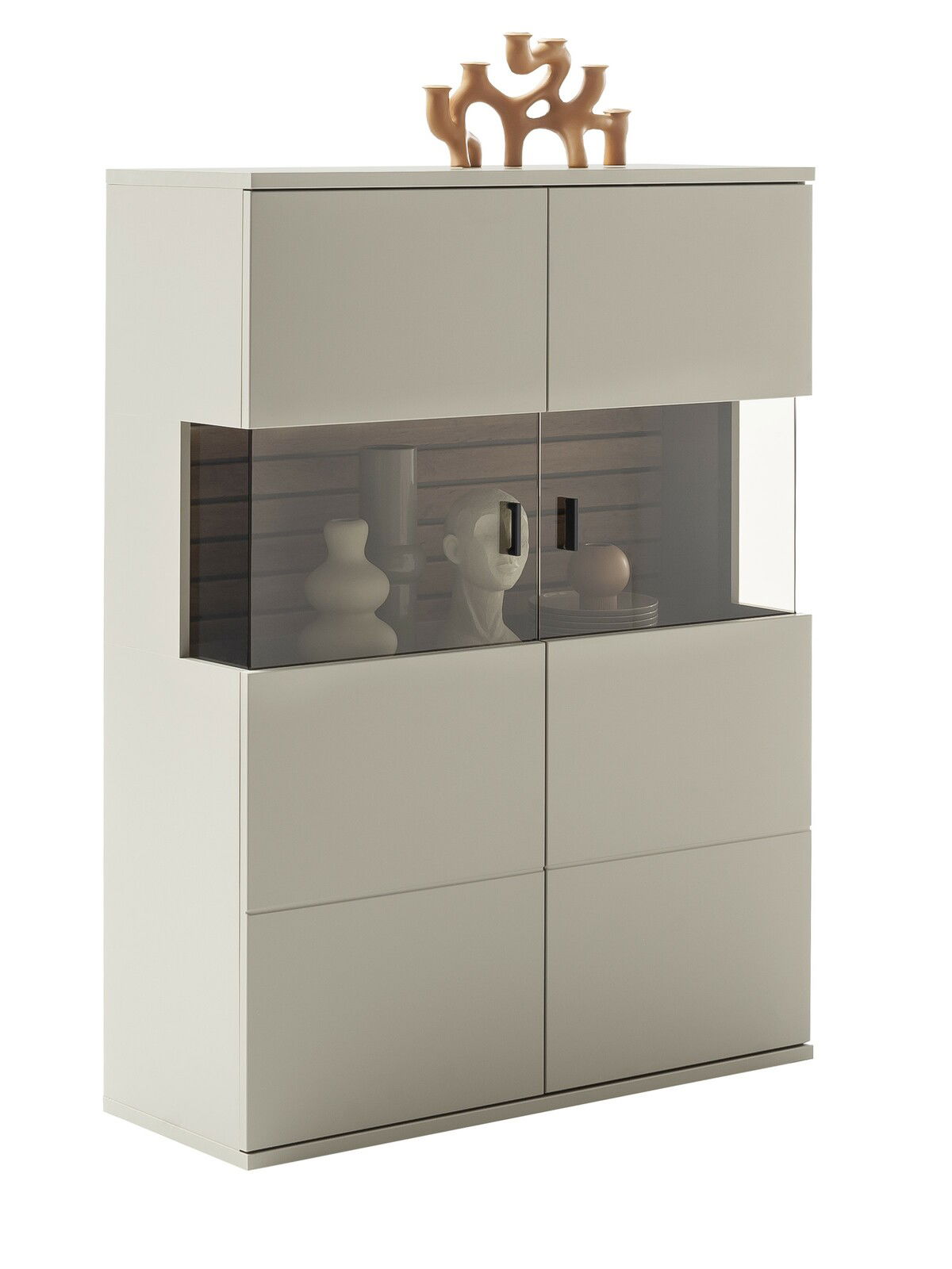 Modernes Highboard mit Glasfront und dekorativen Objekten, seitliche Perspektive