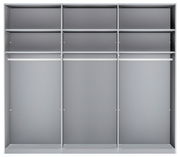 Innenansicht eines dreitürigen Schwebetürenschranks mit mehreren Regalböden und Kleiderstangen, frontal betrachtet.