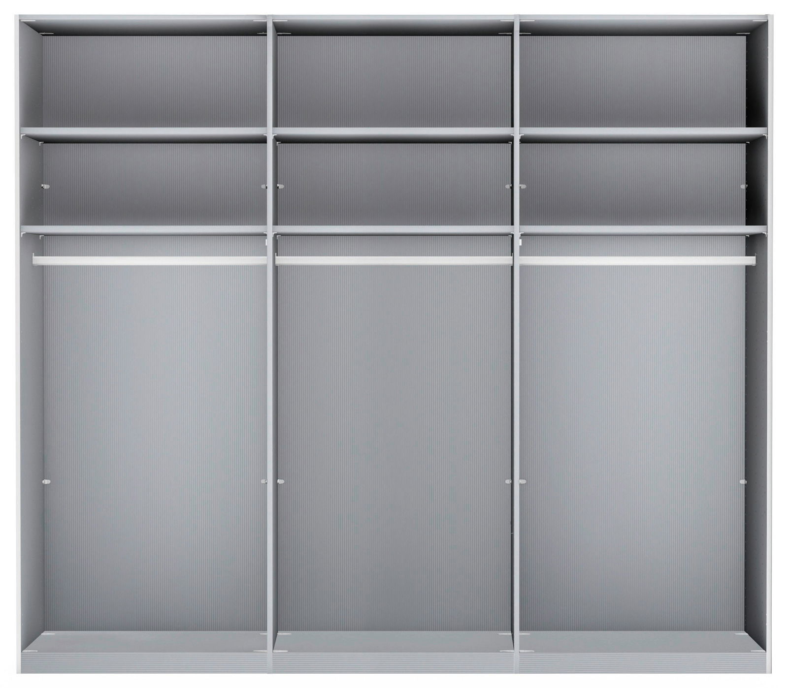 Innenansicht eines dreitürigen Schwebetürenschranks mit mehreren Regalböden und Kleiderstangen, frontal betrachtet.