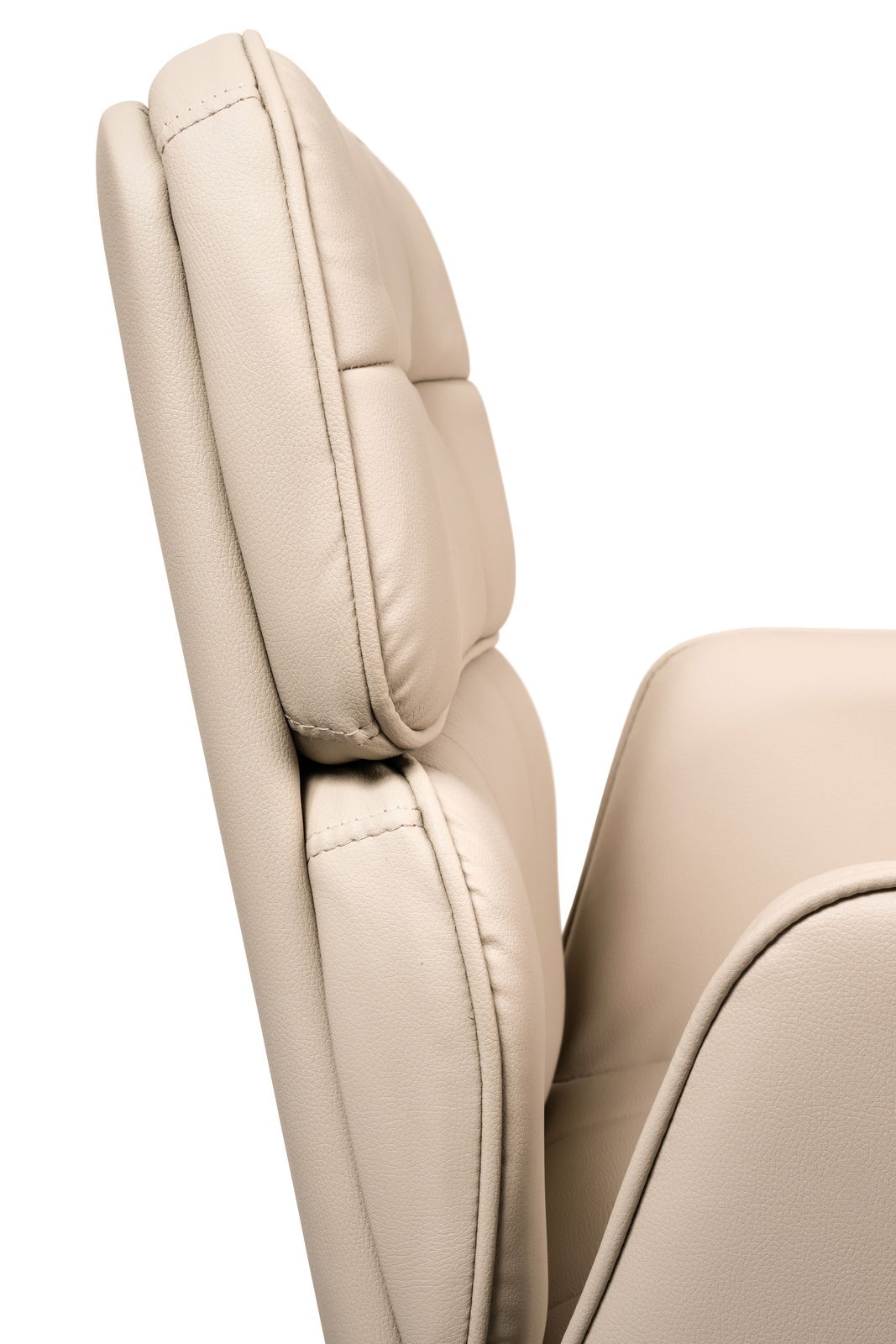 Nahaufnahme der Rückenlehne eines beigen Drehstuhls aus Leder, seitliche Perspektive