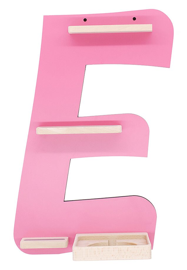 Rosa Wandregal in Form des Buchstabens E mit drei hellen Holzablagen und kleiner Holzbox unten, Frontansicht auf weißem Hintergrund
