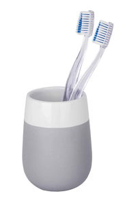 Grauer Keramik Zahnputzbecher mit zwei transparenten Zahnbürsten, seitliche Perspektive