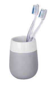 Grauer Keramik Zahnputzbecher mit zwei transparenten Zahnbürsten, seitliche Perspektive