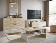 Modernes Wohnzimmer mit TV-Lowboard in Holzoptik, frontal betrachtet, neben einem großen Fenster mit Vorhängen.