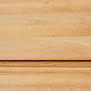 Nahaufnahme einer Holzoberfläche eines Hängeschuhschranks in heller Holzfarbe