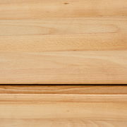 Nahaufnahme einer Holzoberfläche eines Hängeschuhschranks in heller Holzfarbe