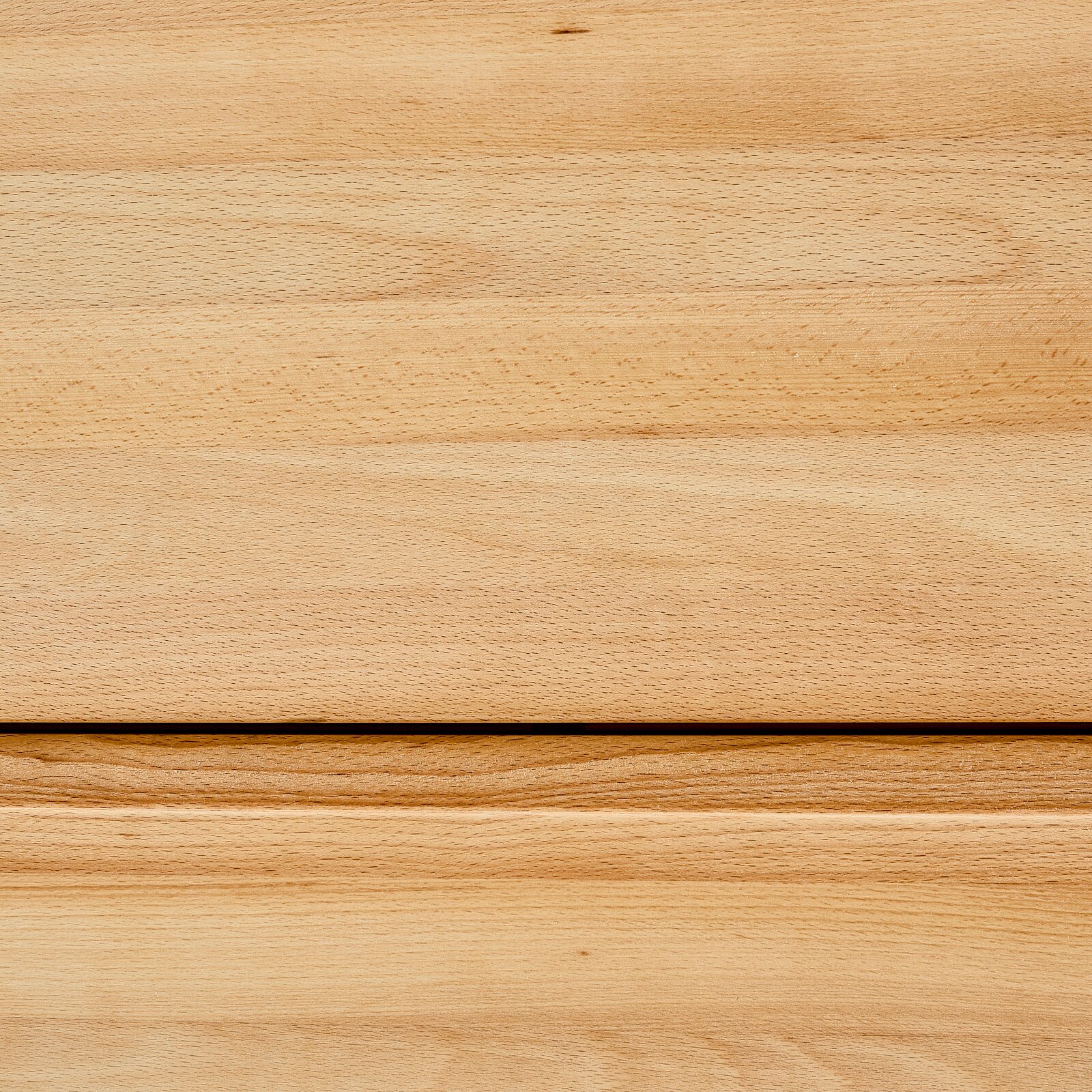 Nahaufnahme einer Holzoberfläche eines Hängeschuhschranks in heller Holzfarbe
