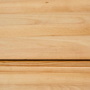 Nahaufnahme einer Holzoberfläche eines Hängeschuhschranks in heller Holzfarbe