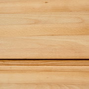 Nahaufnahme einer Holzoberfläche eines Hängeschuhschranks in heller Holzfarbe