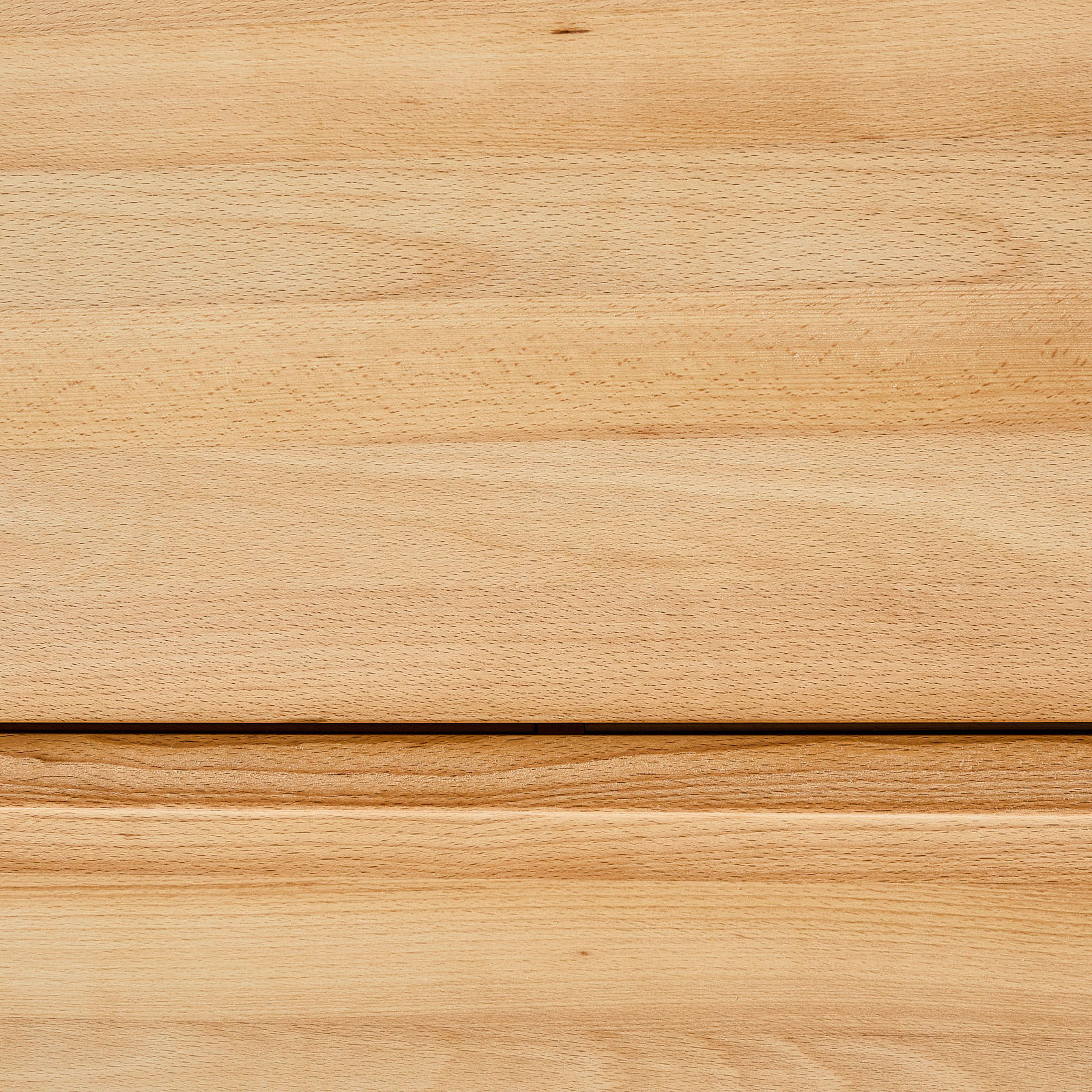 Nahaufnahme einer Holzoberfläche eines Hängeschuhschranks in heller Holzfarbe