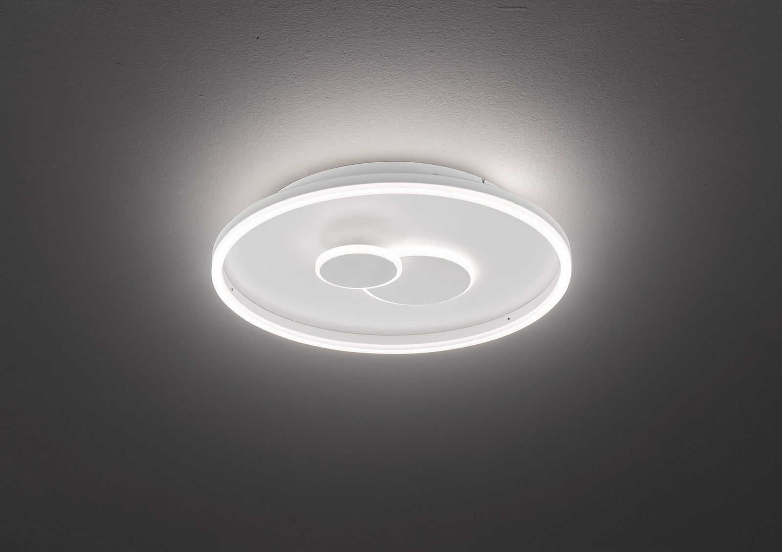 Moderne runde Deckenleuchte mit leuchtendem Rand und zwei konzentrischen Kreisen, von unten betrachtet.