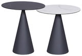 Zwei moderne Beistelltische mit konischen Beinen, einer mit schwarzer und einer mit weißer runder Tischplatte, aus seitlicher Perspektive.