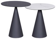 Zwei moderne Beistelltische mit konischen Beinen, einer mit schwarzer und einer mit weißer runder Tischplatte, aus seitlicher Perspektive.