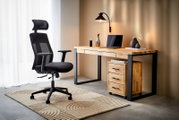 Moderner Schreibtisch aus Holz mit schwarzem Metallrahmen, begleitet von einem ergonomischen Bürostuhl, in einem stilvoll eingerichteten Raum. Perspektive von vorne.
