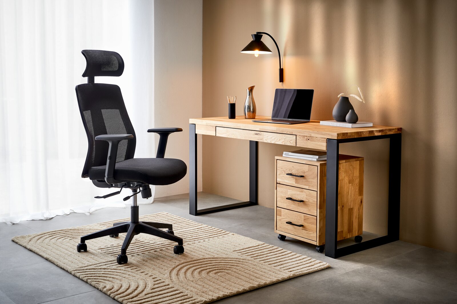 Moderner Schreibtisch aus Holz mit schwarzem Metallrahmen, begleitet von einem ergonomischen Bürostuhl, in einem stilvoll eingerichteten Raum. Perspektive von vorne.