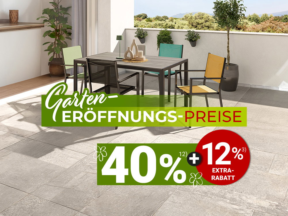 Moderner Balkon mit Tisch, bunten Stühlen und Pflanzen, sonnige Aussicht, Werbetext „Garteneröffnungs-Preise“