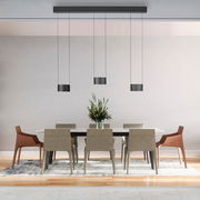 Moderne LED-Pendelleuchte über einem Esstisch mit sechs Stühlen, seitliche Perspektive