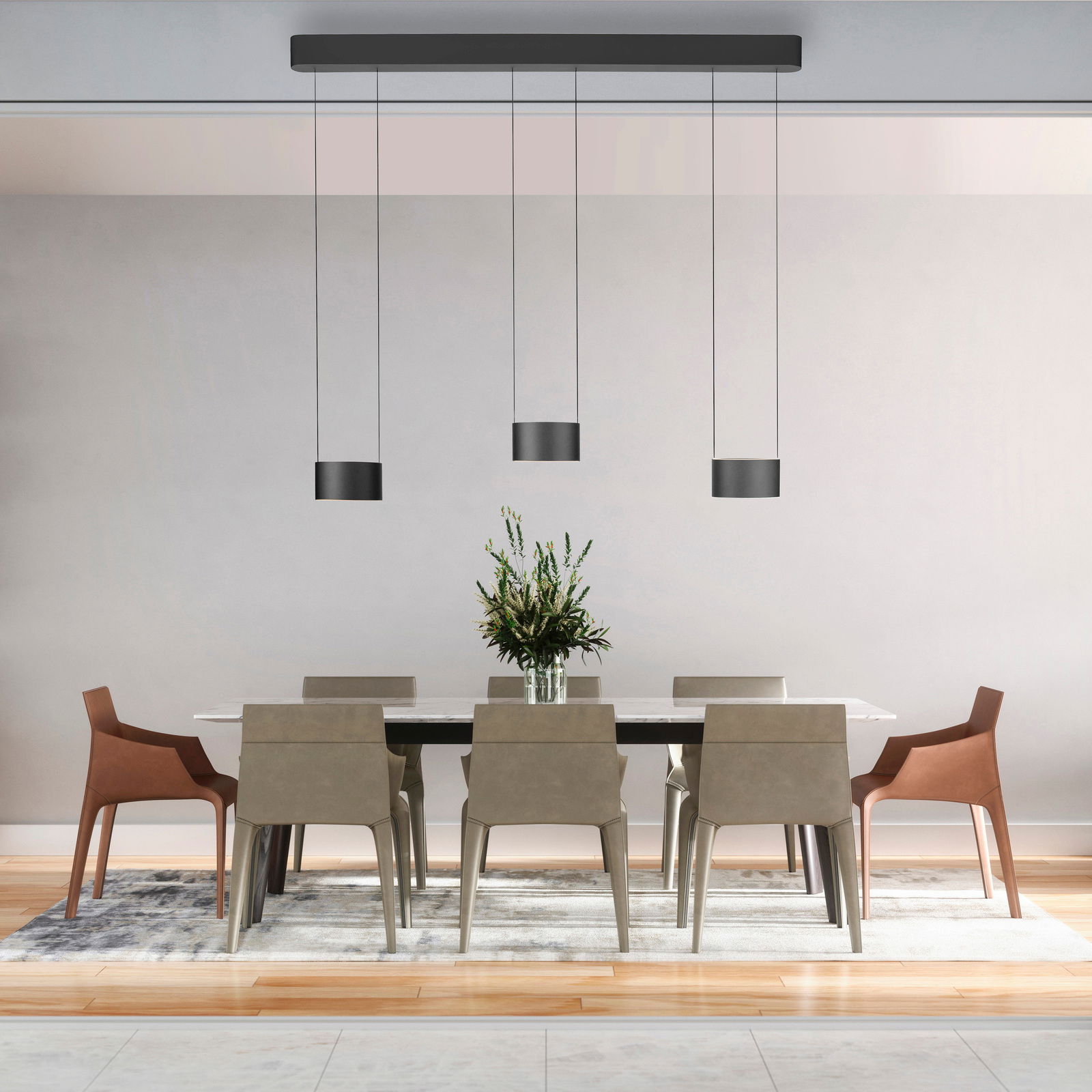 Moderne LED-Pendelleuchte über einem Esstisch mit sechs Stühlen, seitliche Perspektive