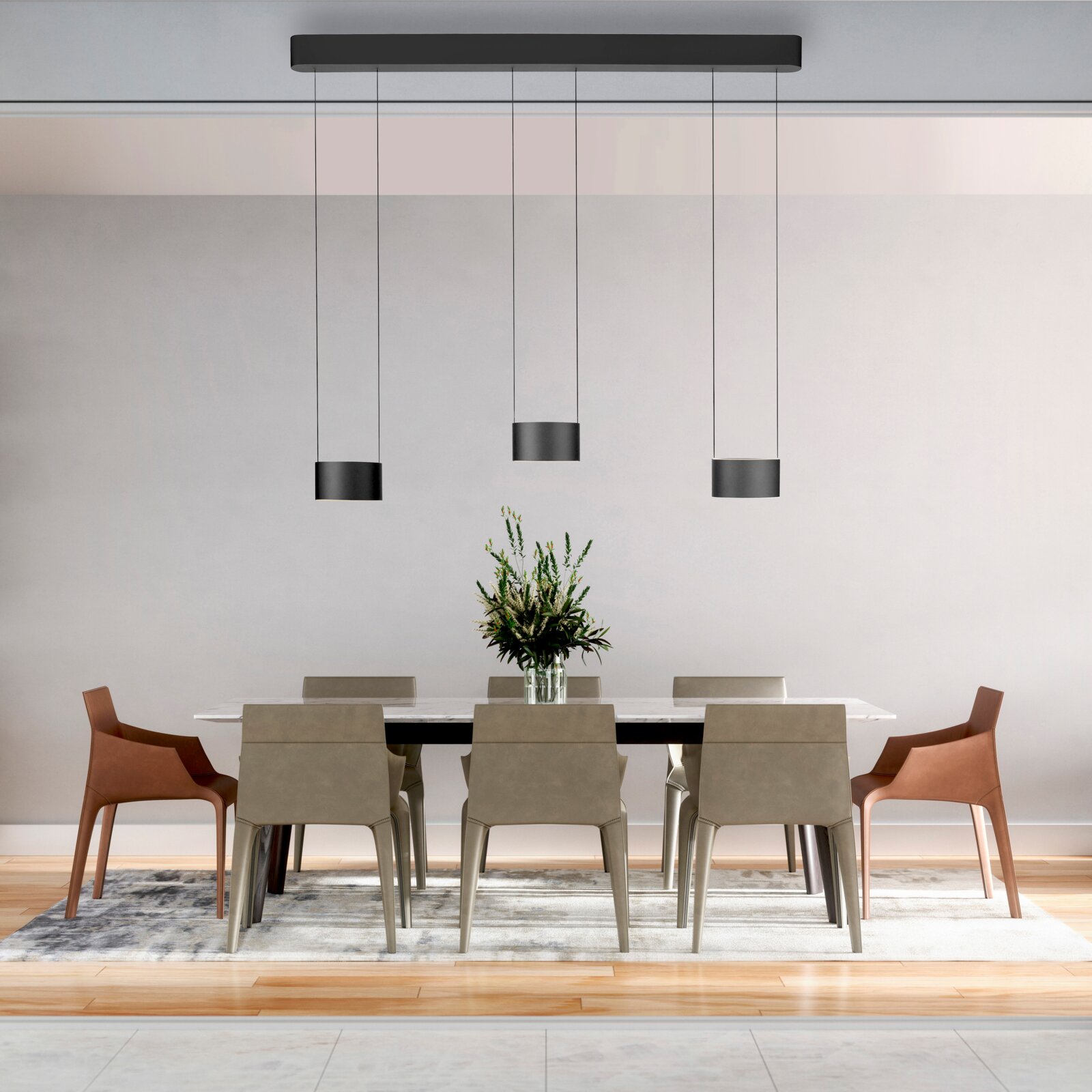Moderne LED-Pendelleuchte über einem Esstisch mit sechs Stühlen, seitliche Perspektive