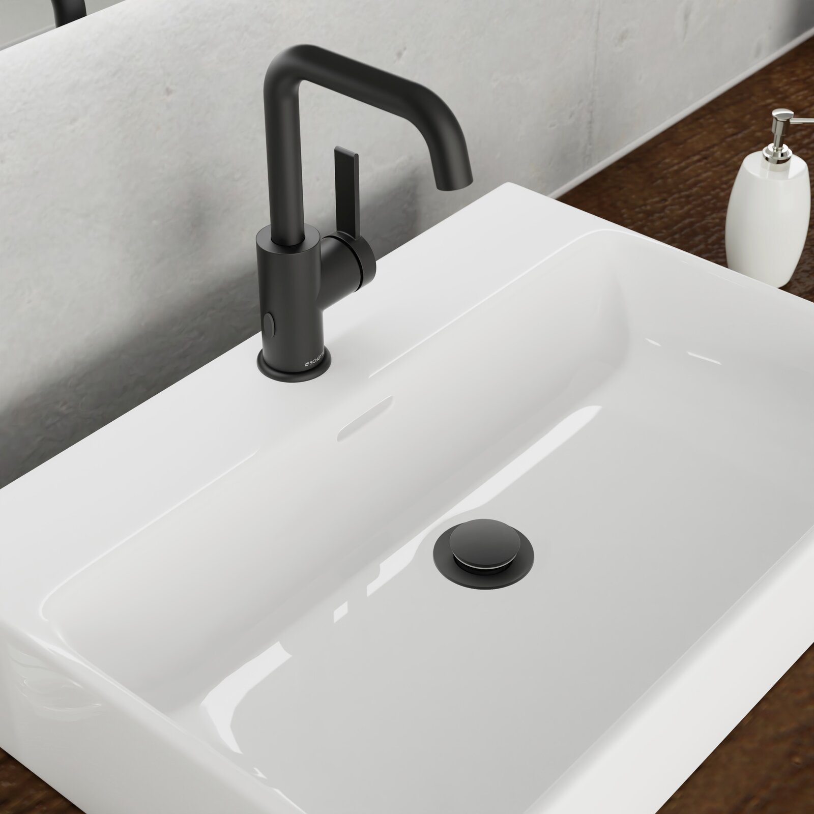 Moderne schwarze Waschtischarmatur in einem weißen Waschbecken, seitliche Perspektive