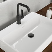 Moderne schwarze Waschtischarmatur in einem weißen Waschbecken, seitliche Perspektive