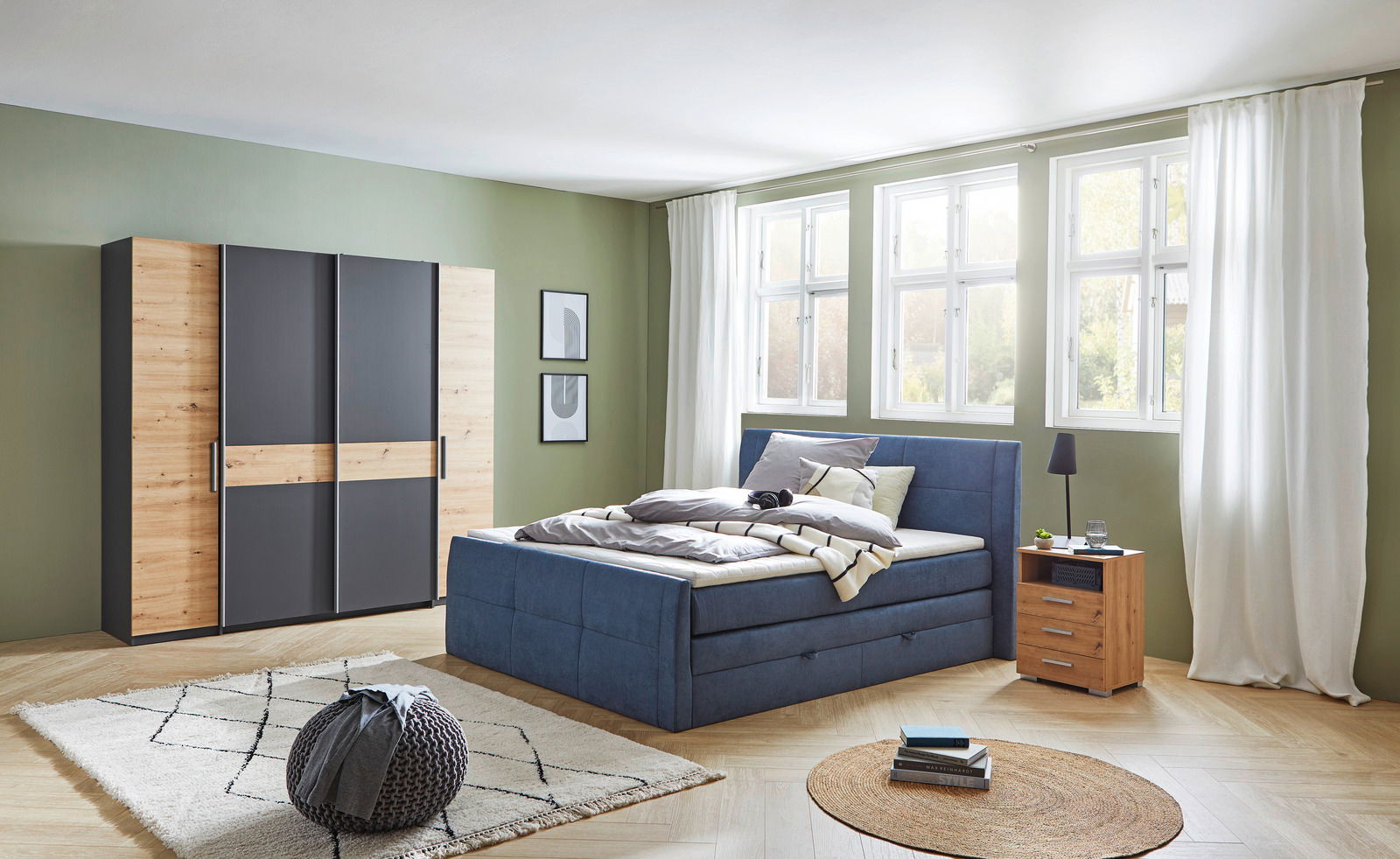 Z2 Dreh-/Schwebetürenschrank 4trg FABIO Moderner Dreh- und Schwebetürenschrank mit vier Türen in Holzoptik und dunklen Akzenten, frontal im Schlafzimmer platziert.