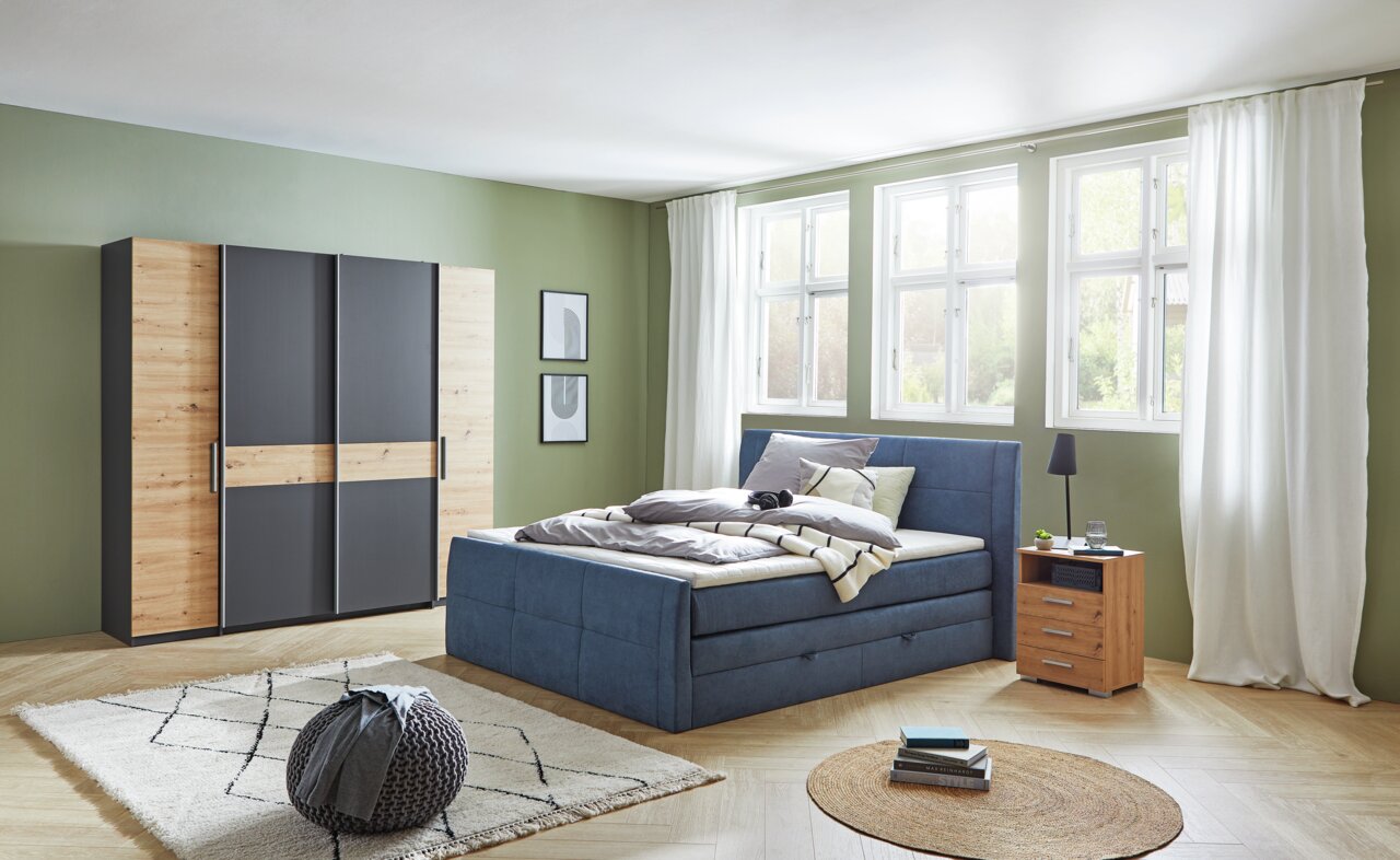 Z2 Kast met draai- en schuifdeuren, 4-deurs FABIO Moderne draai- en schuifdeurkast met vier deuren in houtlook en donkere accenten, aan de voorkant in de slaapkamer geplaatst.