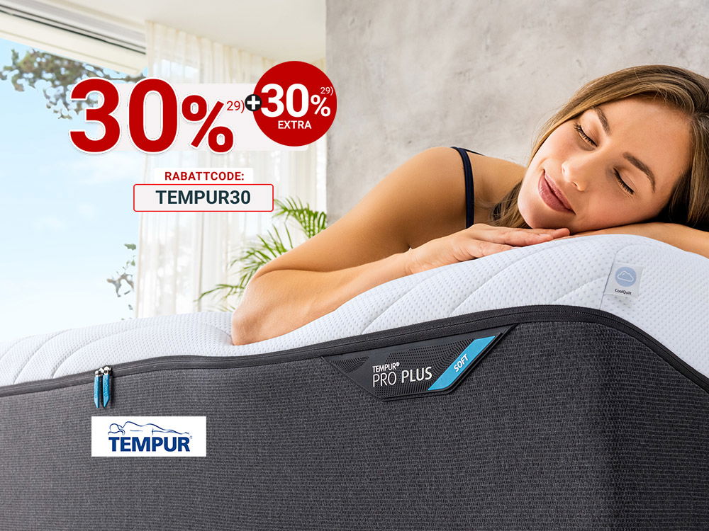 Frau liegt entspannt auf einer TEMPUR Pro Plus Matratze im hellen Schlafzimmer und genießt hohen Schlafkomfort