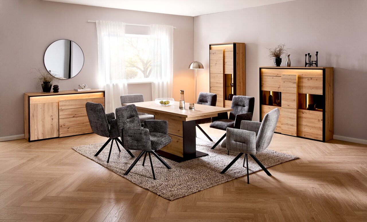 Modernes Highboard aus Holz in einem stilvoll eingerichteten Esszimmer, seitliche Perspektive