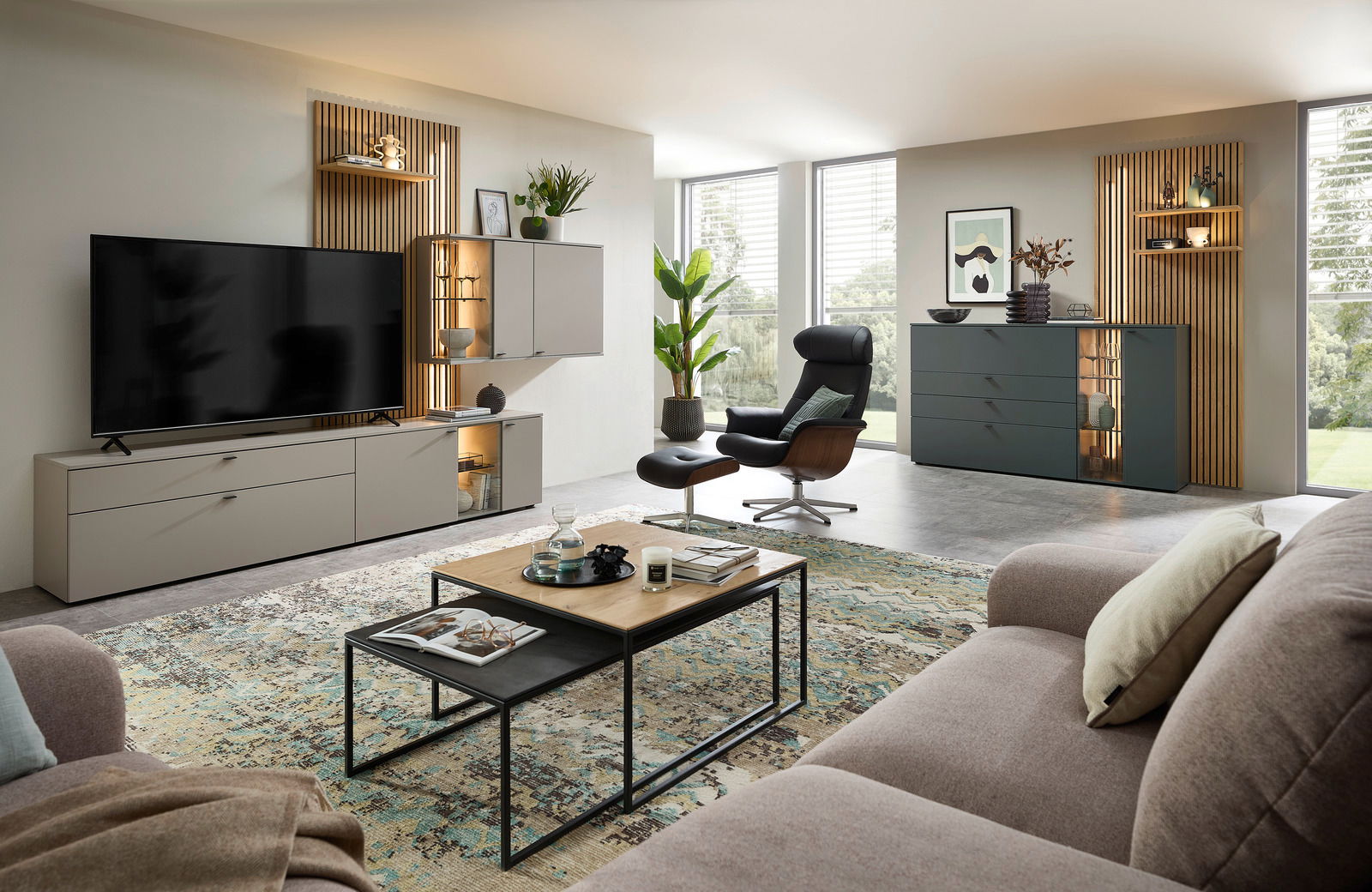 Venjakob Couchtisch COMINO Moderner Couchtisch mit schwarzem Metallgestell und zweifarbiger Tischplatte in einem stilvoll eingerichteten Wohnzimmer, seitliche Perspektive.