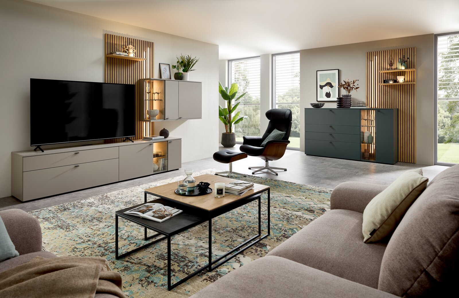 Moderner Couchtisch mit schwarzem Metallgestell und zweifarbiger Tischplatte in einem stilvoll eingerichteten Wohnzimmer, seitliche Perspektive.