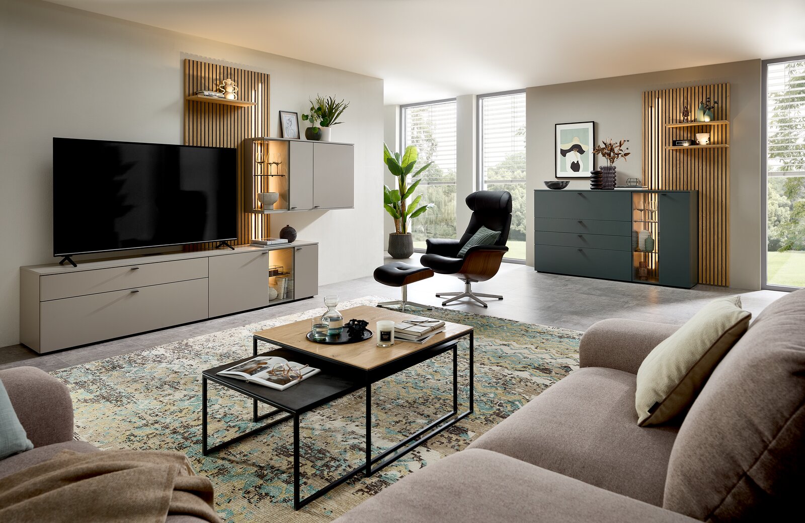 Moderner Couchtisch mit schwarzem Metallgestell und zweifarbiger Tischplatte in einem stilvoll eingerichteten Wohnzimmer, seitliche Perspektive.