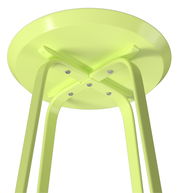 Unteransicht eines hellgrünen Beistelltisches mit Metallbeinen und runder Tischplatte.