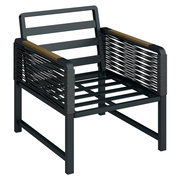 Moderner Gartensessel aus Metall mit seitlichen Seilbespannungen und Holzarmlehnen, seitliche Perspektive