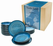 Tafelservice 12-tlg Nordic Fjord Blue aus hochwertigem Steingut, bestehend aus sechs flachen und sechs tiefen Tellern in blauer Farbgebung, präsentiert in einer Verpackung. Perspektive: leicht von oben.