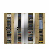 Garderobenkombination aus Holz mit mehreren offenen Türen, die den Blick auf Regale mit Kleidung und Accessoires freigeben. Frontalansicht.