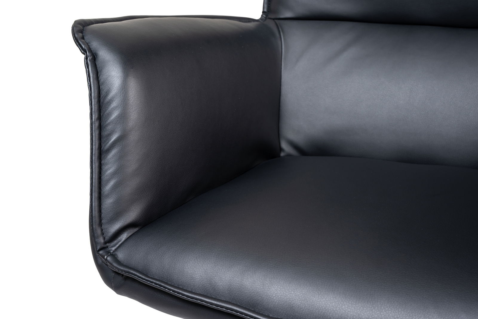 Nahaufnahme eines schwarzen Ledersessels mit Armlehne, seitliche Perspektive