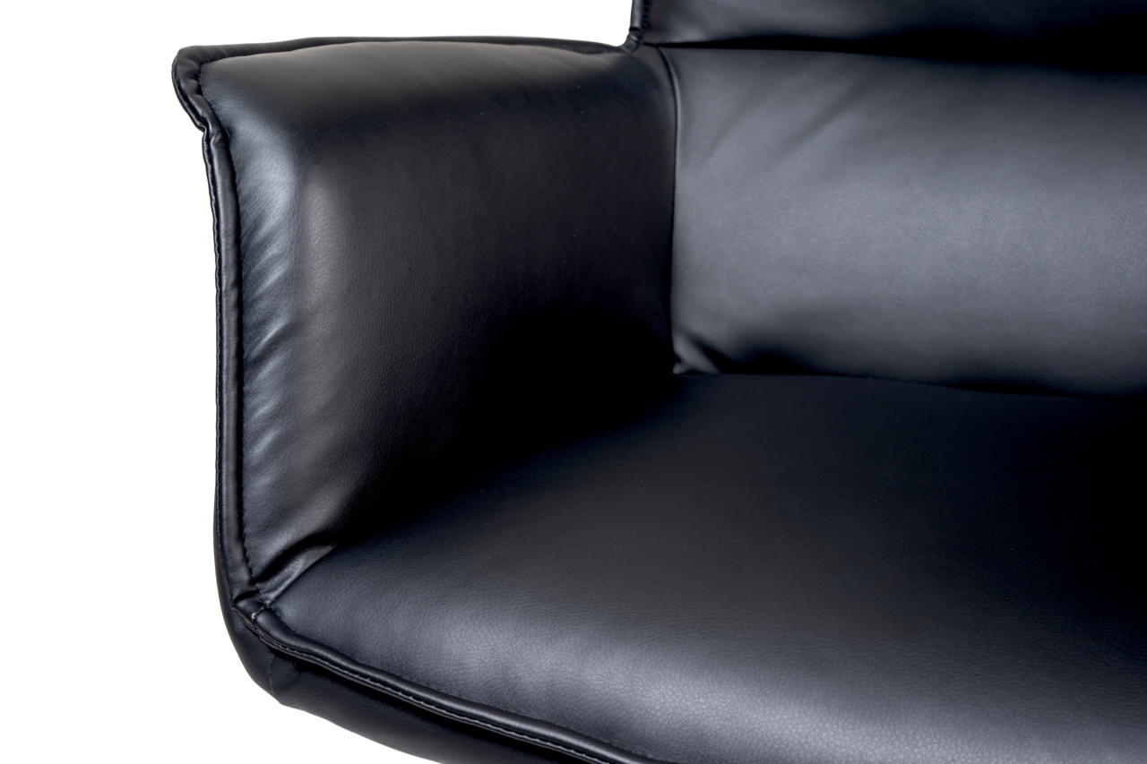 Nahaufnahme eines schwarzen Ledersessels mit Armlehne, seitliche Perspektive