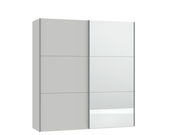 Moderner Schwebetürenschrank mit zwei Türen, teilweise mit Spiegel, in seitlicher Perspektive.