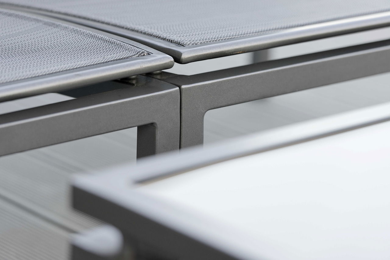 Nahaufnahme eines modernen, grauen Metallrahmens eines Möbelstücks aus seitlicher Perspektive.