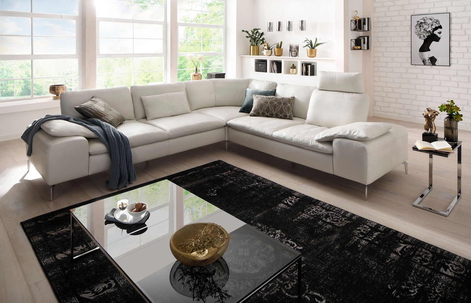 Moderne Polsterrundecke in hellem Wohnzimmer mit großen Fenstern, aus der Perspektive von vorne links fotografiert.