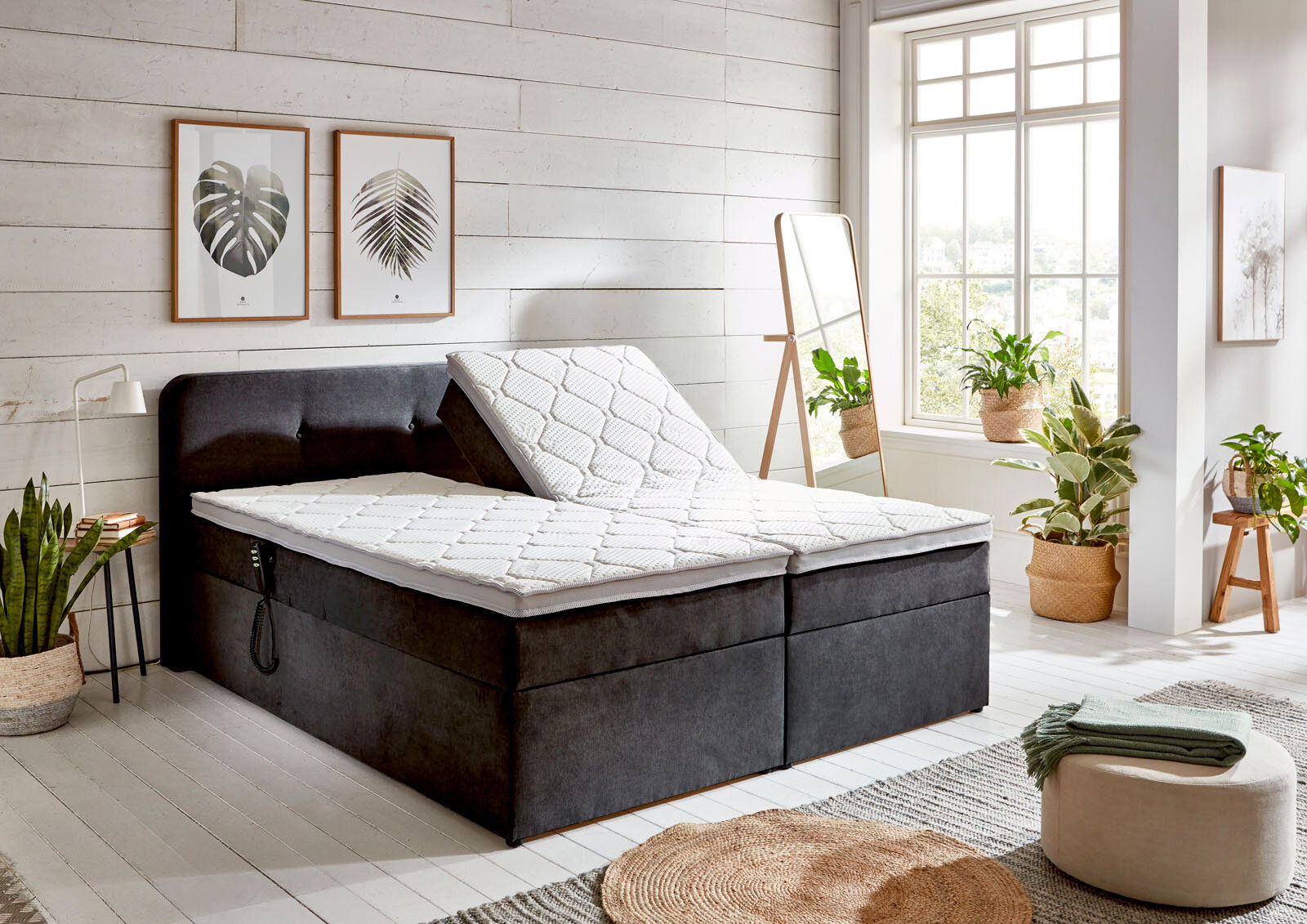 Boxbett mit Motor in einem hellen, modernen Schlafzimmer, seitliche Perspektive